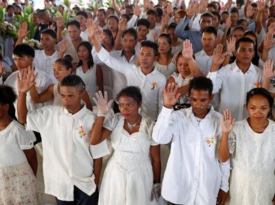 Foto: Jelang Valentine, Tua-Muda Ikuti Nikah Massal di Filipina