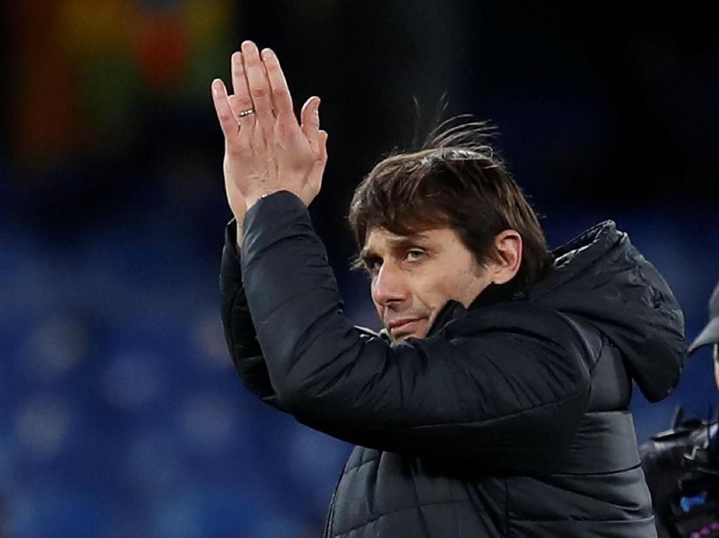 Totti Colek Conte untuk Tangani Roma Totti Colek Conte untuk Tangani Roma