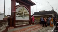 Foto: Pria Ngamuk Pecahkan Kaca dan Jendela Masjid di Tuban