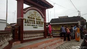 Foto: Pria Ngamuk Pecahkan Kaca dan Jendela Masjid di Tuban