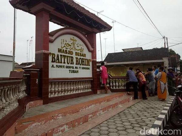 Foto: Pria Ngamuk Pecahkan Kaca dan Jendela Masjid di Tuban