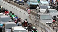 Miris, Para Pelajar Ini Nekat Naik Motor Tanpa Helm