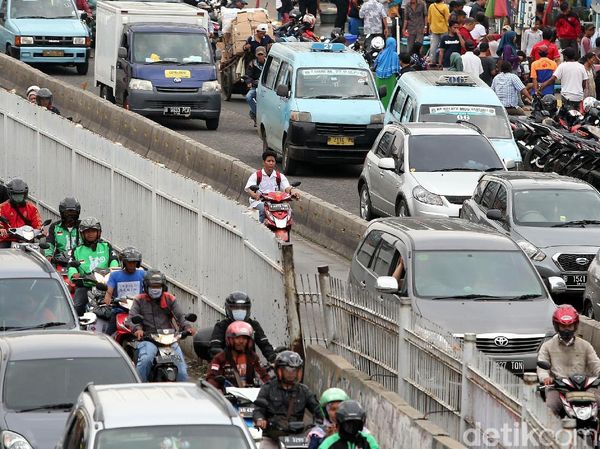 Miris, Para Pelajar Ini Nekat Naik Motor Tanpa Helm