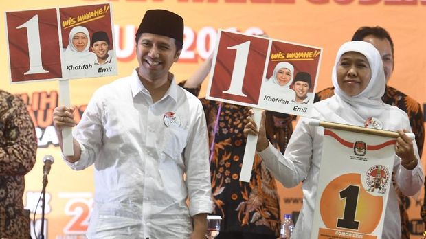 Pasangan calon gubernur dan wagub Jawa Timur Khofifah Indar Parawansa (kanan)-Emil Dardak (kiri), di Surabaya, Selasa (13/2).