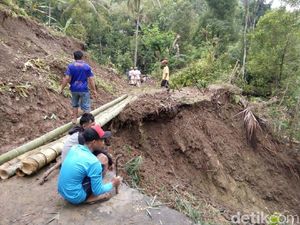 Jalur Alternatif Wisata Borobudur-Salaman Putus Akibat Longsor