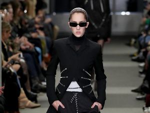 Foto: 20 Koleksi Terbaru Alexander Wang Terinspirasi The Matrix