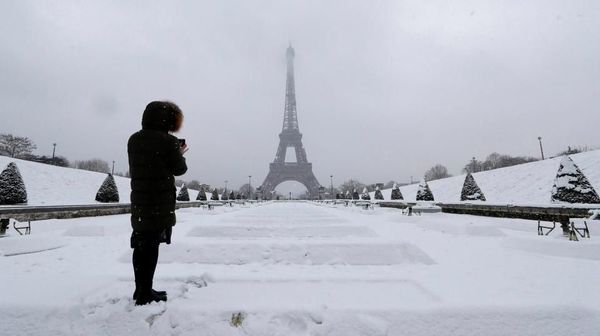 Foto: Kota Romantis Paris Jadi Lautan Salju