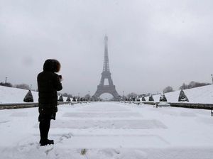 Foto: Kota Romantis Paris Jadi Lautan Salju