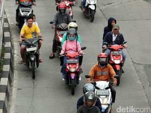 Kurang-kurangin Deh Kebiasaan Naik Motor Pakai Sandal Kurang-kurangin Deh Kebiasaan Naik Motor Pakai Sandal