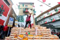 Jeruk-jeruk untuk berperang selama festival (Alessandro Bianchi/Reuters)