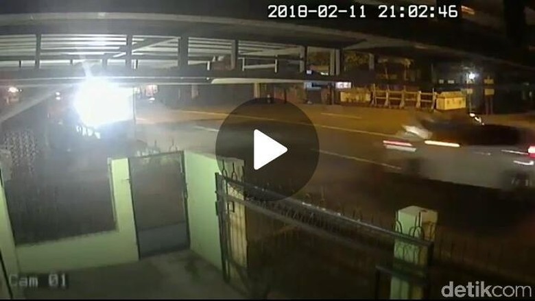 Terekam CCTV, Mobil Tabrak Motor Tewaskan Kakak Beradik di Kudus