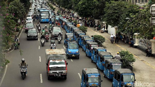Hobi Mangkal, Bajaj Bikin Macet Jalan Diponegoro