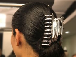 Jepit Rambut Ibu-ibu & Bando Jadul 90-an Hadir di New York Fashion Week