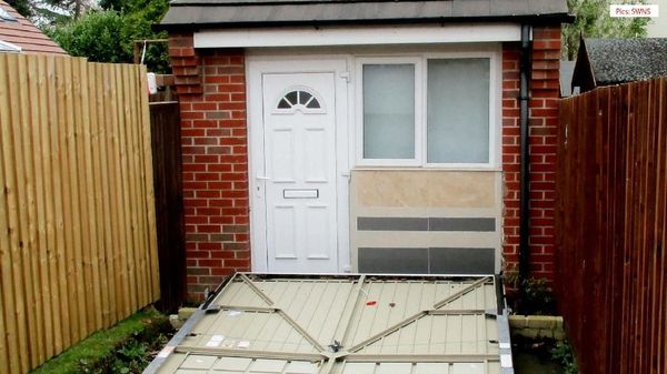 Foto: Palsukan Rumah Jadi Garasi, Pasangan Inggris Didenda Rp 37 Juta