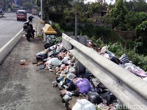 Jorok! Sampah Menumpuk di Pinggir Jalan Tuntang Kabupaten Semarang