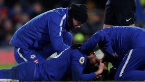 Foto: Darah, Memar, dan Assist Saat Giroud Jadi Starter di Chelsea