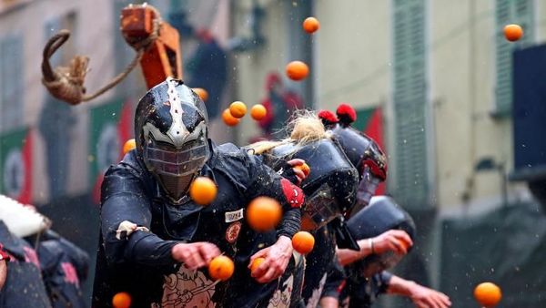 Foto: Festival Perang Jeruk yang Unik di Italia