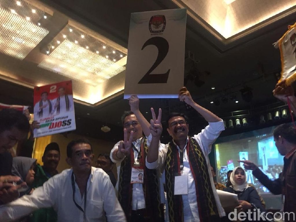 Dapat Nomor 2, Djarot: Bisa Peace, Bisa Salam 2 Periode Pak Jokowi Dapat Nomor 2, Djarot: Bisa Peace, Bisa Salam 2 Periode Pak Jokowi
