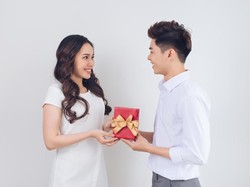 Bukan Bunga, Ini Kado Valentine Paling Favorit Wanita Indonesia