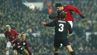1. Ruud van Nistelrooy 35 gol untuk Man United. Foto: Michael Steele/Getty Images  
