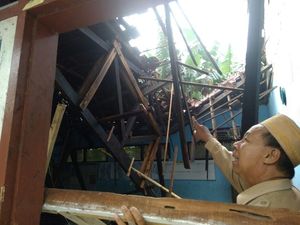 Hujan dan Angin Kencang, Gedung dan Atap SD di Probolinggo Ambruk