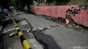 Penampakan Jalan Retak di Matraman