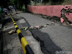 Jalan Retak Kampung Berlan Diperbaiki Usai Perbaikan Turap Rampung