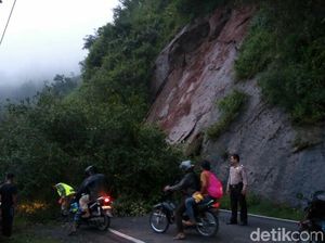 Longsor Tutup Jalan Antar Kecamatan di Kebumen