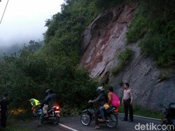 Longsor Tutup Jalan Antar Kecamatan di Kebumen