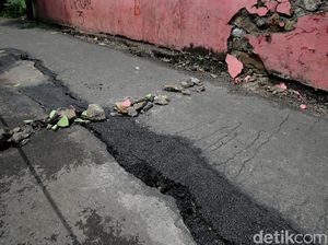 Jalan Retak di Kampung Berlan Bikin Warga Khawatir Longsor