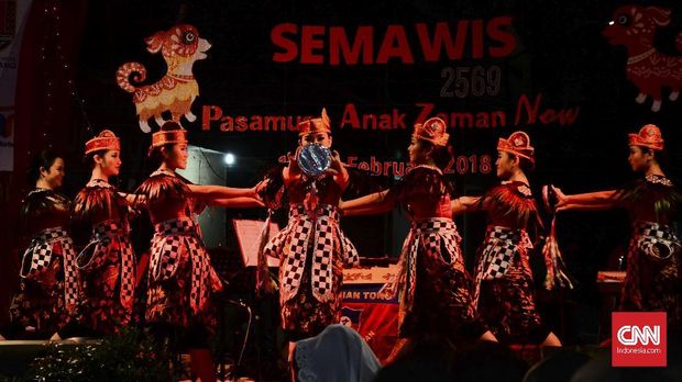 Semarak perayaan Imlek di Pecinan Semarang, sampai ada pasar malam.
