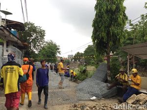 Jalan Retak di Kampung Berlan Mulai Diperbaiki Jalan Retak di Kampung Berlan Mulai Diperbaiki