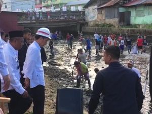 Jokowi Tinjau Program Padat Karya Normalisasi Sungai di Ambon