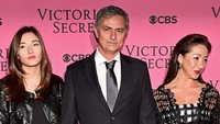 Jose Mourinho dan Matilde Faria. Menikah sejak 1989, Matilde adalah the special one-nya Mourinho. Matilde adalah sumber inspirasi buat Mourinho, yang juga telah menjadi istri yang sangat mendukung pekerjaan suaminya. (Foto: ist.)