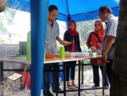 Pedagang Ini Sediakan Nasi Kuning Rp 3.000 Bahkan Gratis untuk Dhuafa