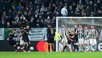 Juventus malah lantas kebobolan. Tendangan bebas Eriksen di menit ke-71 meluncur menyusur tanah, melewati pagar pemain, dan masuk ke pojok kiri bawah gawang. (Foto: Massimo Pinca/REUTERS)