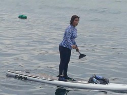 Tak Hanya Melihat, Menteri Susi Turut Berenang Bersama Hiu Tutul