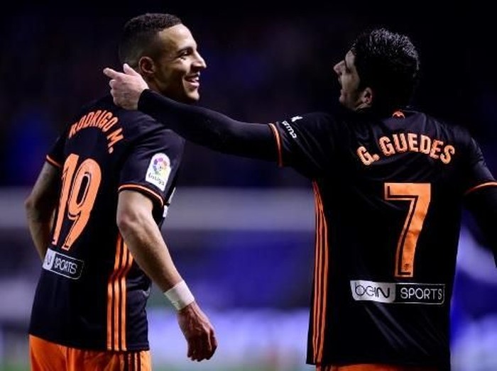 Valencia's Spanish forward Rodrigo Moreno (L) celebrates a goal with teammate Portuguese midfielder Goncalo Guedes during the Spanish league football match between RC Deportivo de la Coruna and Valencia CF at the Municipal de Riazor stadium in La Coruna on January 13, 2018. / AFP PHOTO / MIGUEL RIOPA