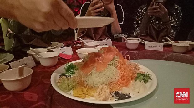 Yu Sheng adalah menu yang wajib ada di santap bersama di tahun baru China.