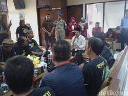 Batas Akhir Relokasi, PKL Malah Geruduk DPRD Ponorogo