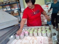 Melihat Produksi Kue Keranjang Banjir Pesanan Jelang Imlek di Kudus
