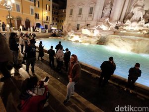 Berebut Spot Selfie, 2 Turis Wanita Jambak-jambakan di Air Mancur Trevi