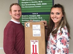 Ketika Momen dengan Kotak Embrio Bayi Tabung Diabadikan