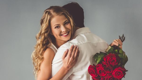 11 Bukti Masih Banyak Pria Romantis di Dunia, Bikin Kamu Meleleh