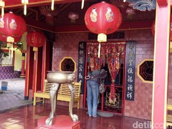 Pembersihan Patung Dewa di Kelenteng Kudus yang Terimbas Banjir