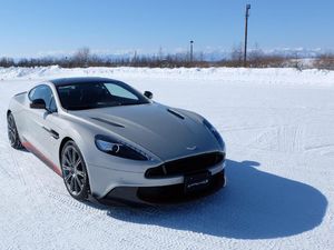 Menguji Mobil Aston Martin di Es Menguji Mobil Aston Martin di Es