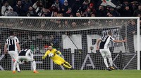 Juventus malah menggandakan keunggulannya di menit ke-9, lewat penalti Higuain. Penalti diberikan wasit Felix Brych setelah melihat Ben Davies melanggar Federico Bernardeschi. (Foto: Paul Childs/Action Images via Reuters)