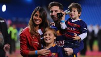 Lionel Messi dan Antonella Rocuzzo. Messi dan Rocuzzo sudah berteman sejak mereka masih anak-anak di Argentina. Setelah berpacaran cukup lama, keduanya naik pelaminan tahun lalu.  (Denis Doyle/Getty Images)