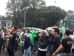 Diguyur Hujan, Aliando Tetap Semangat Demo