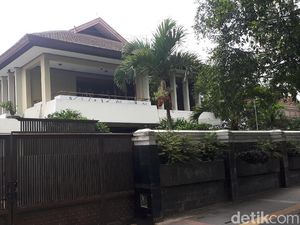 Terungkap! Fuad Amin Singgah ke Rumah Mewah Saat Keluar Lapas Terungkap! Fuad Amin Singgah ke Rumah Mewah Saat Keluar Lapas